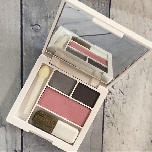 Clinique Other - 😎New Clinique two shade eyeshadow & blush palette